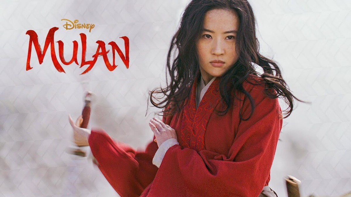 Karakter Mulan dengan baju merah dan rambut panjang. Di tangannya, memegang senjata yang bisa digunakan untuk berperang.